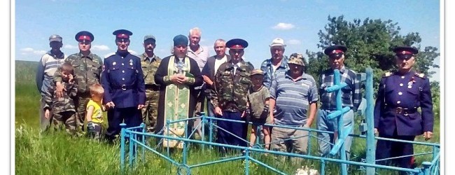 Установлены поклонные кресты.