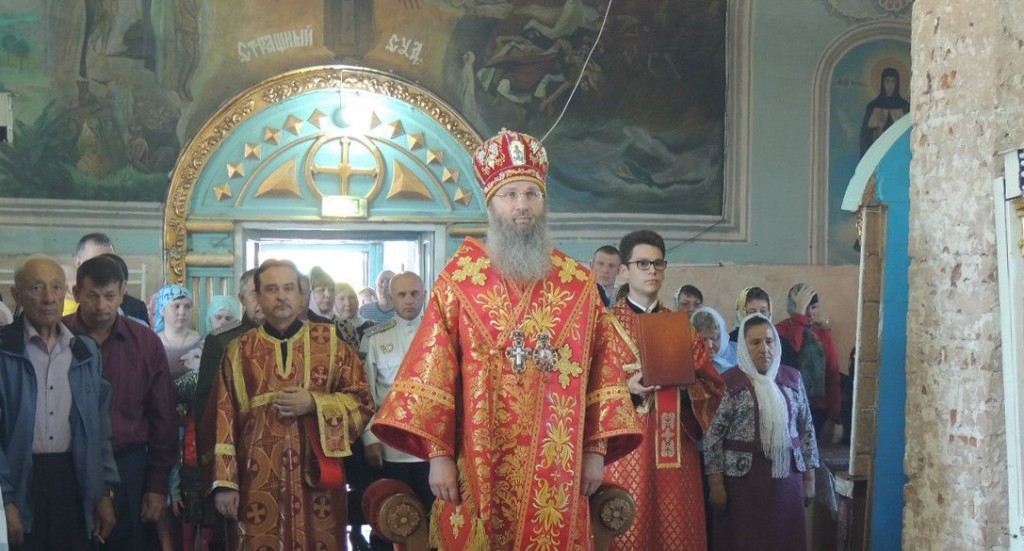 Божественная литургия в Покровском кафедральном соборе.
