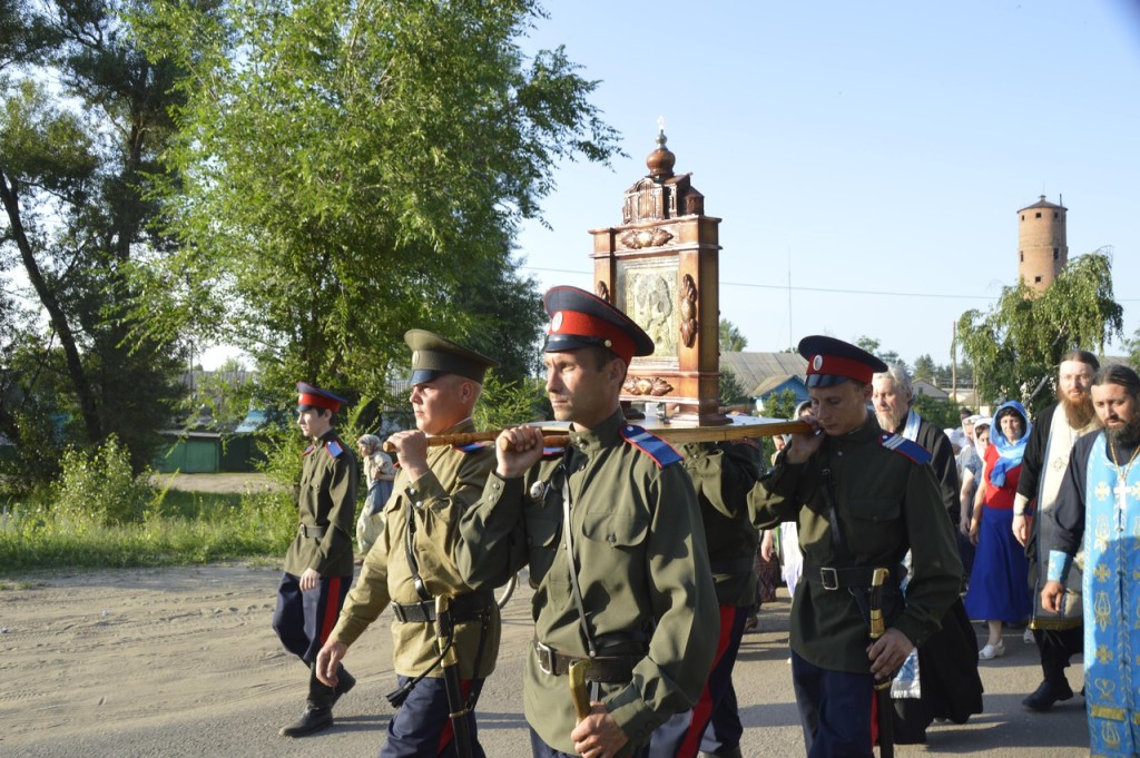 Крестный ход с чудотворной иконой к святому источнику.