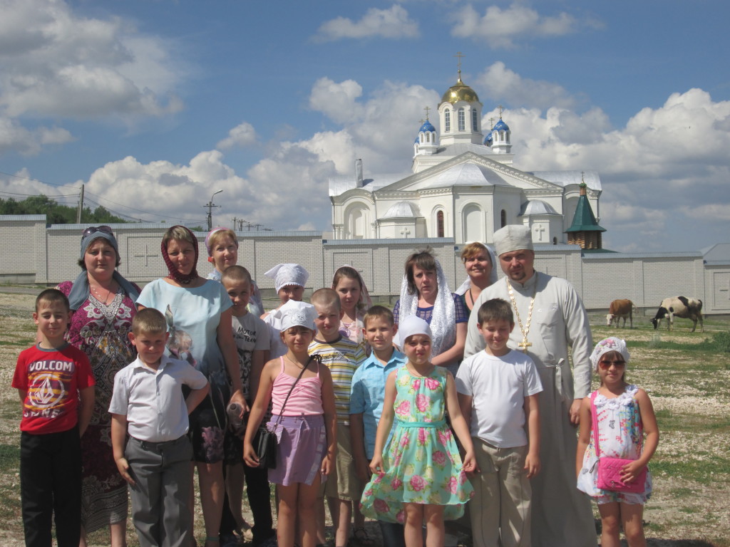 Ученики воскресной школы «Зернышки» отправились в паломническую поездку в Спасо-Преображенский монастырь.