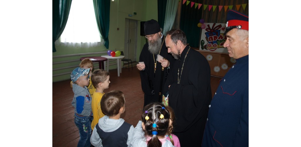 Епископ Елисей побывал на детском празднике в Ольховском районе.