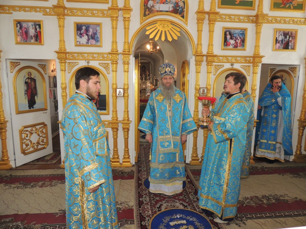 Божественная литургия в храме Святой Троицы.
