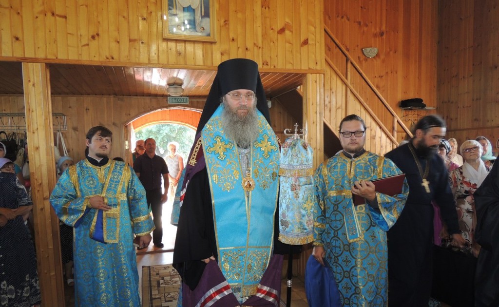 Праздничное Всенощное бдение в храме Казанской иконы Божией Матери.