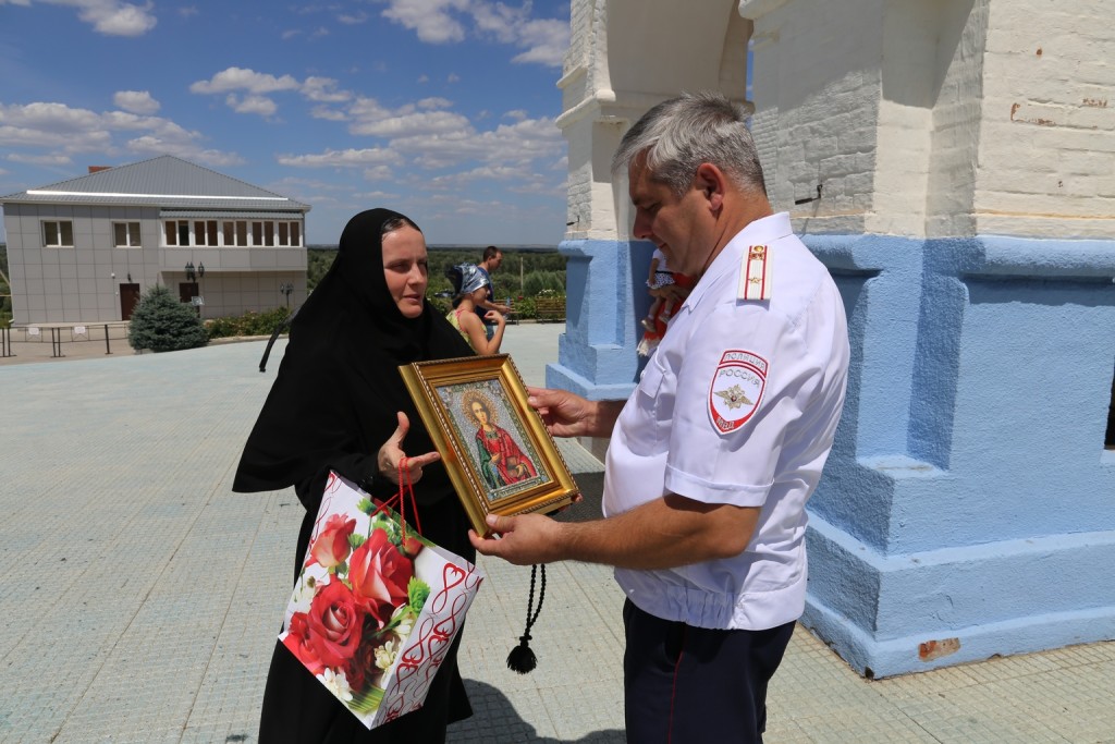 Сестры Усть-Медведицкого Спасо-Преображенского женского монастыря поздравили всех сотрудников ГИБДД.