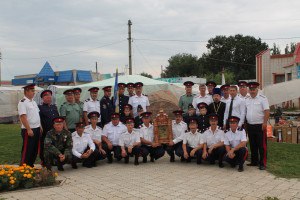 Праздничная Божественная литургия и крестный ход вокруг храма в храме Преображения Господня.