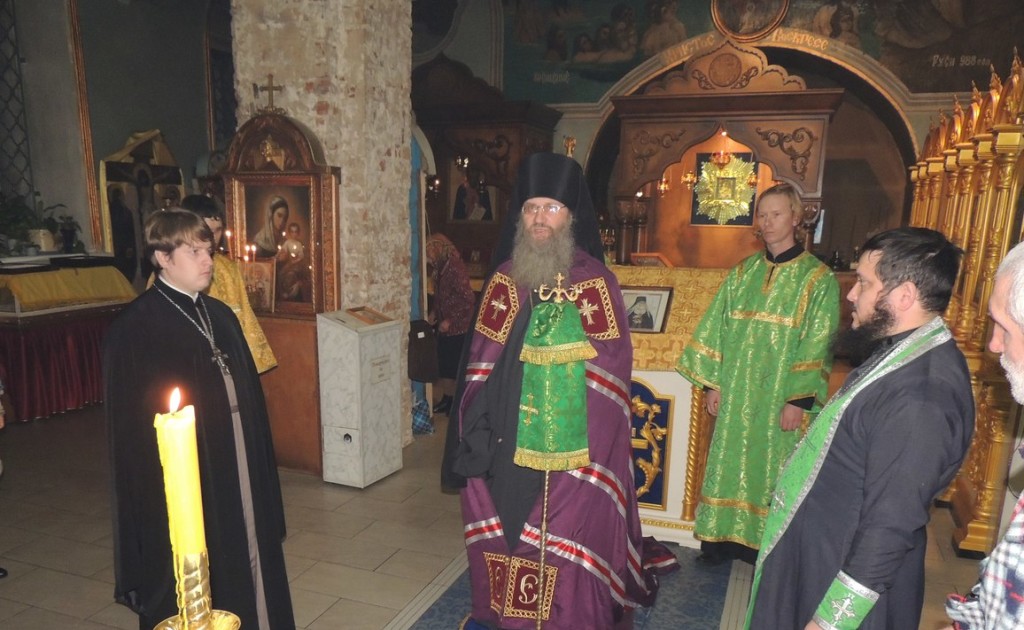 Полиелейное Вечернее богослужение в Покровском кафедральном соборе.