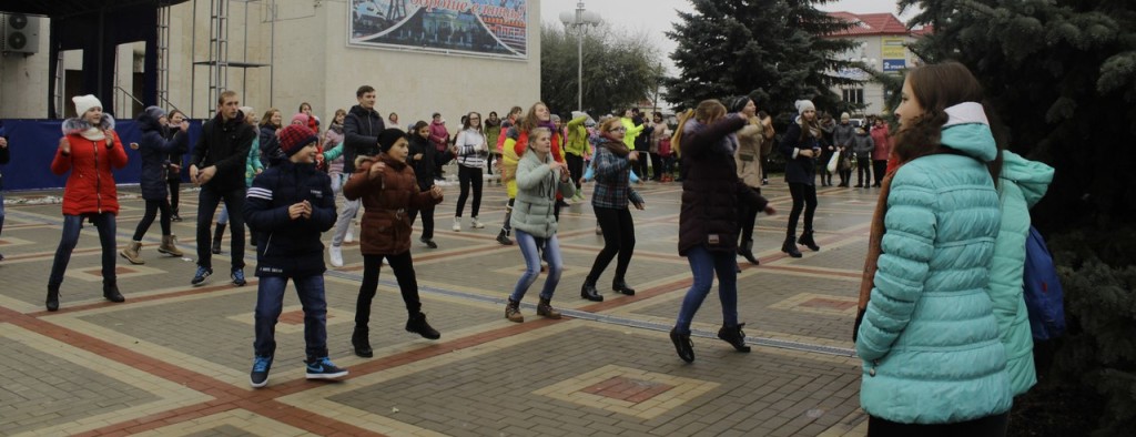 Танцевальный флешмоб от православного молодежного клуба «Радужный родник».