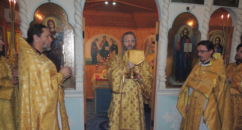 Божественная литургия в храме Покрова Пресвятой Богородицы.