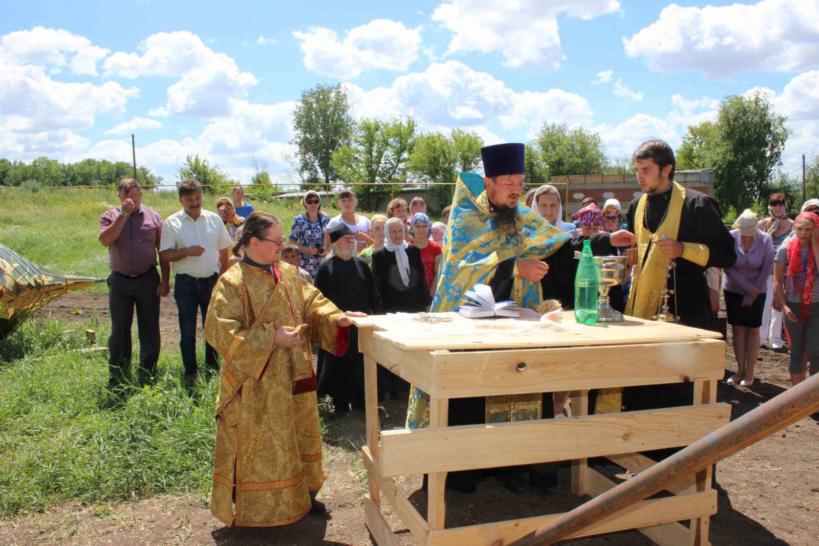 ЗОЛОТЫЕ КУПОЛА УХОДЯТ ВВЫСЬ, К НЕБЕСНОЙ СИНИ.