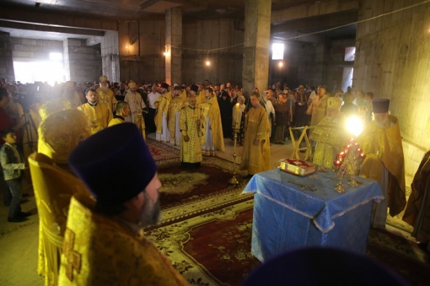 Первая Божественная литургия в строящемся Александро-Невском соборе г. Волгограда.