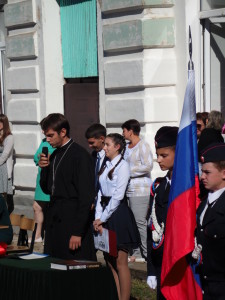 Клирики Покровского Кафедрального собора приняли участие в торжественных школьных линейках.