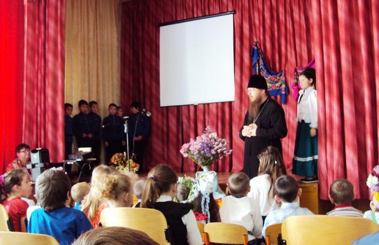 В Безымянской школе отпраздновали Покров Пресвятой Богородицы. - Урюпинская епархия
