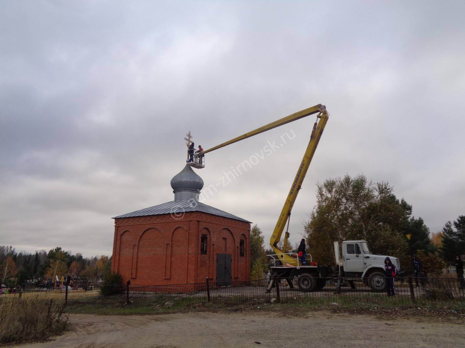 Установлен крест на куполе кладбищенской часовни в г. Жирновск.