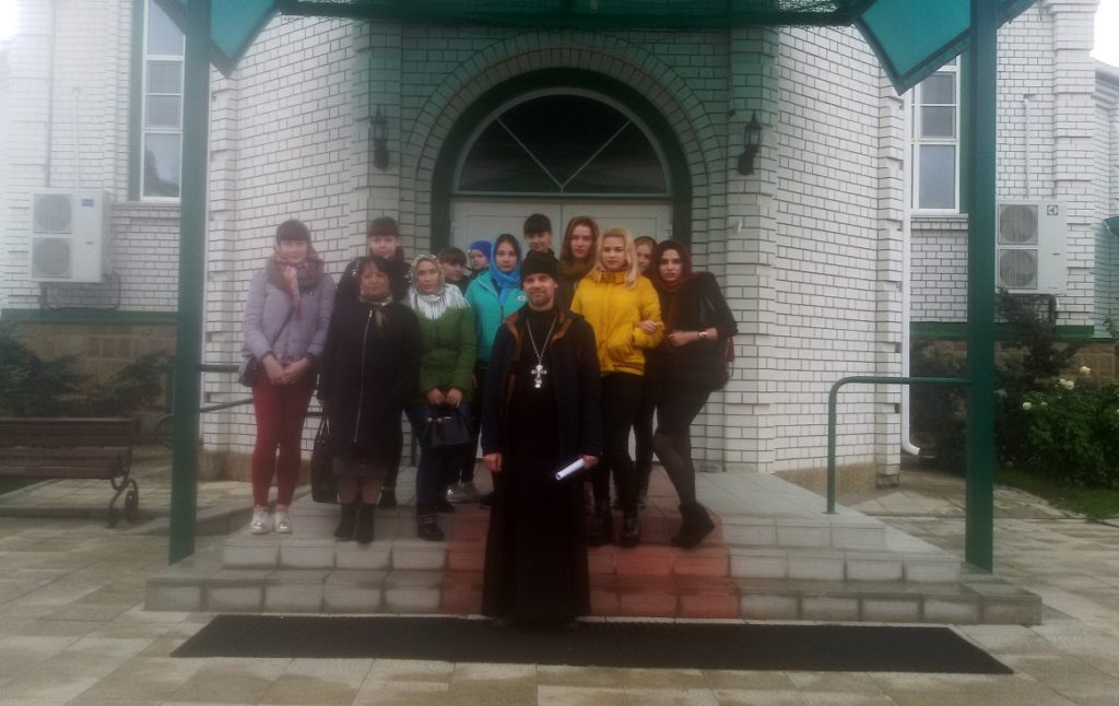 студенты группы Б-15 посетили Богоявленский храм города Фролово