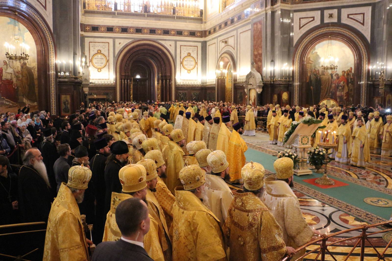 Божественная литургия в Храме Христа Спасителя в г. Москве.