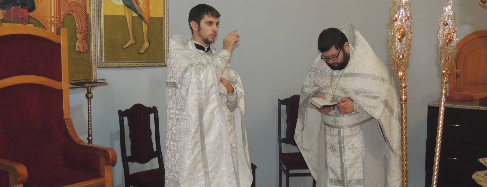 Божественная литургия и Великая вечерня с чтением паримий в Покровском кафедральном соборе.