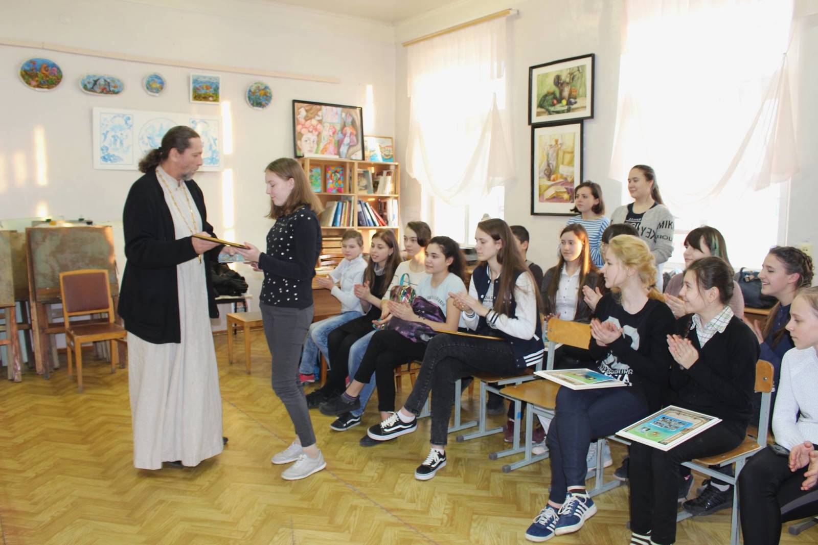 Иерей Аркадий Власов посетил детскую школу искусств г. Фролово.