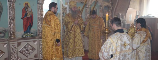 Божественная Литургия в храме Трёх Святителей села Ольховка.
