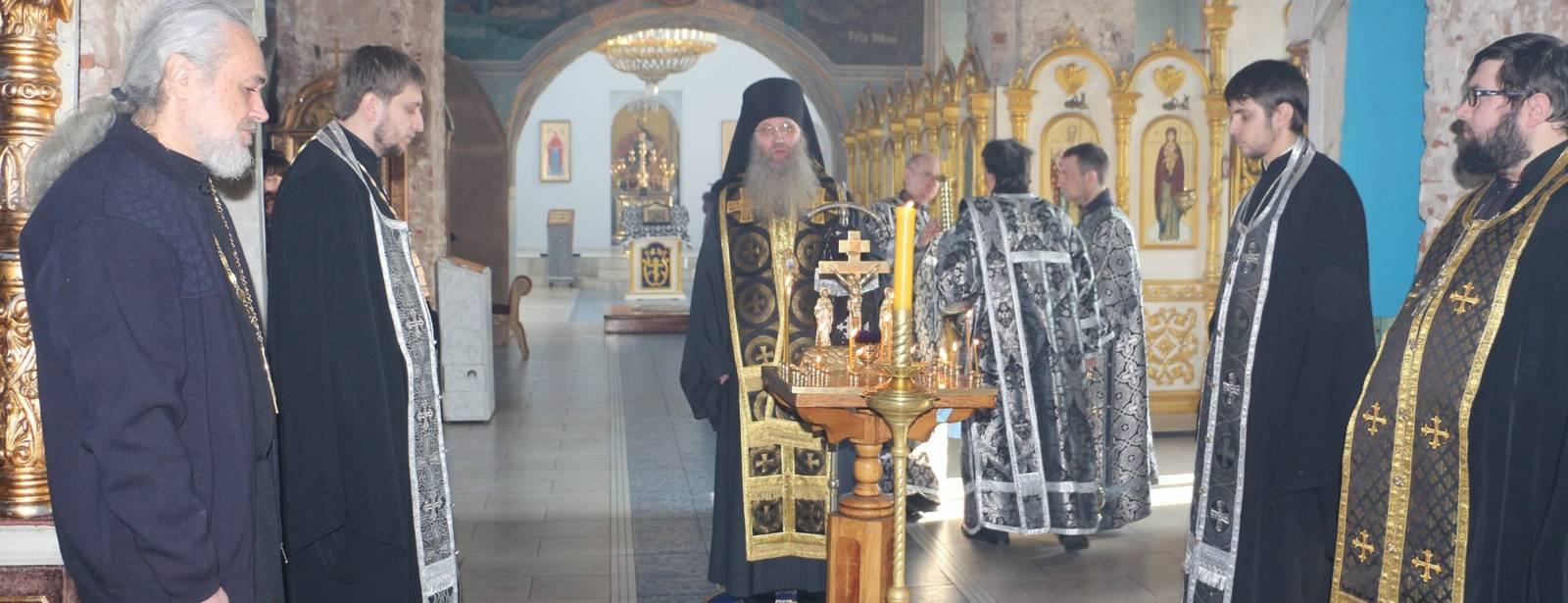 Епископ Елисей совершил заупокойную литию по погибшим прихожанам в Георгиевском соборе Кизляра.