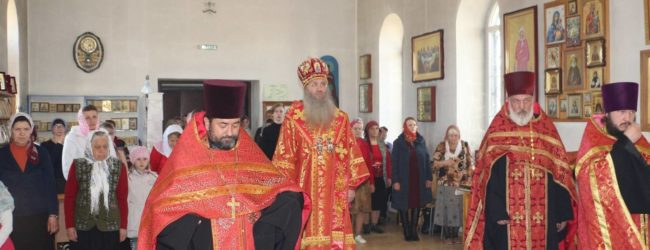 Вечернее богослужение с чтением акафиста «Воскресению Христову» в храме Святой Троицы в р.п. Красный Яр.