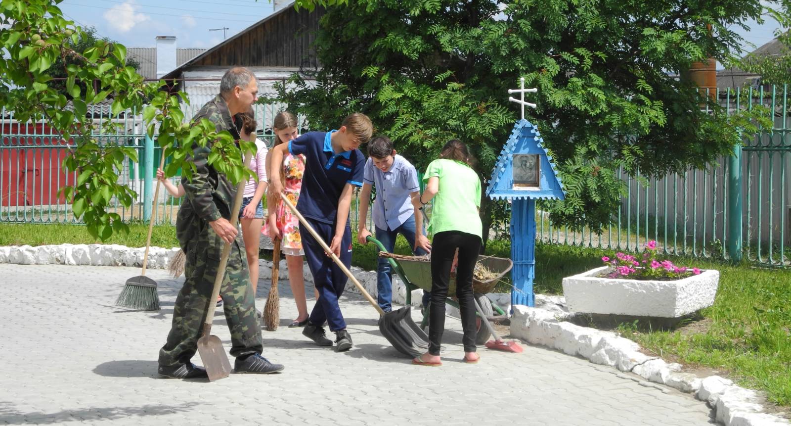 Субботник в Покровском кафедральном соборе. Субботник в Покровском кафедральном соборе.