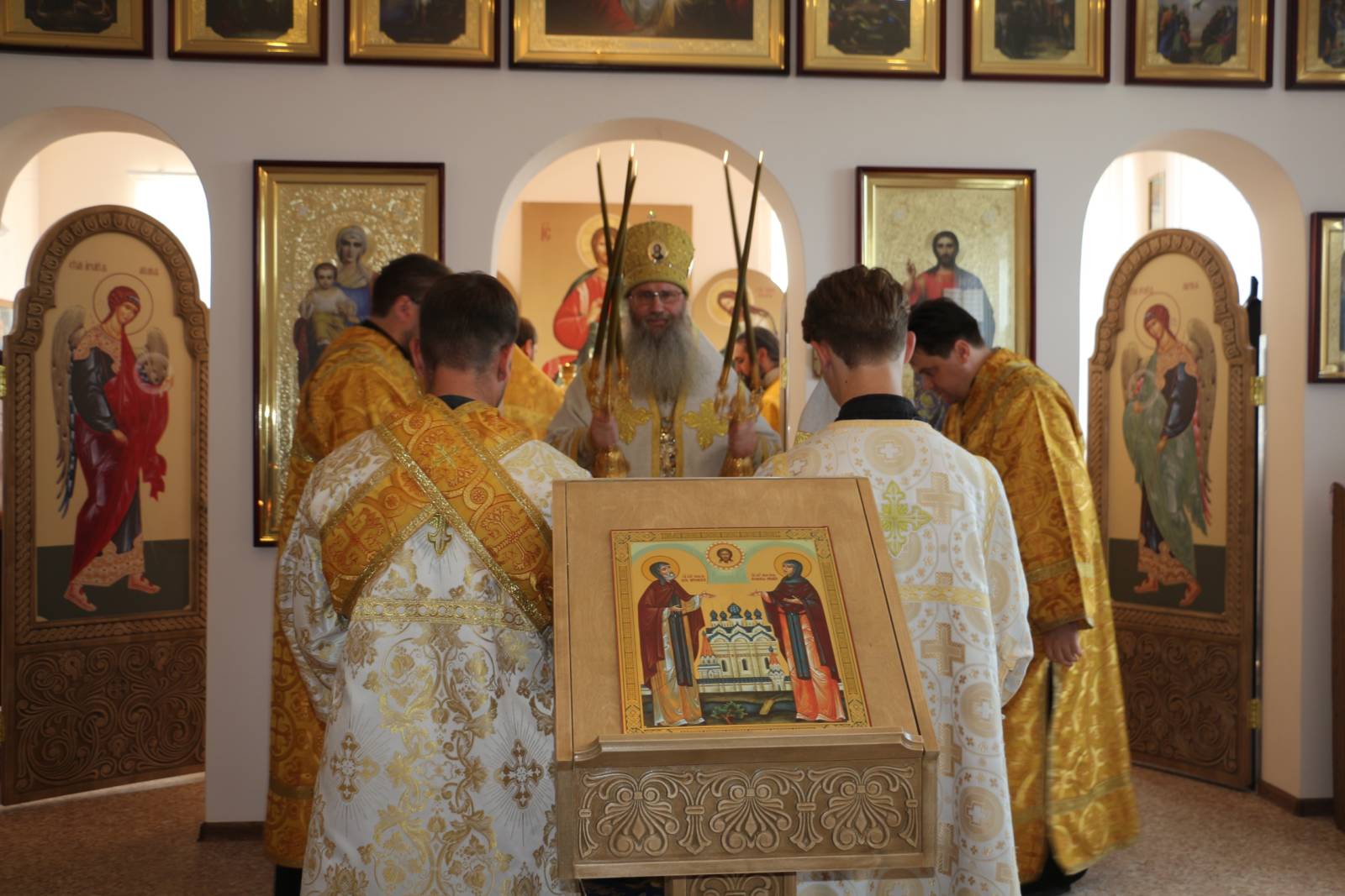 Служение епископа Елисея в день памяти благоверных князя Петра и княгини Февронии.