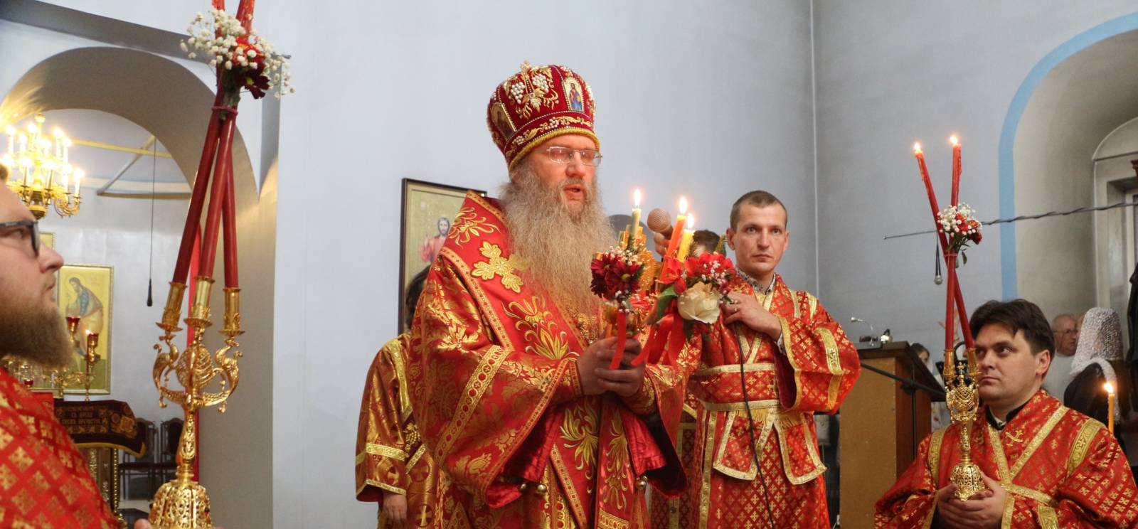 Пасхальное торжественное богослужение в Покровском кафедральном соборе г. Урюпинска.