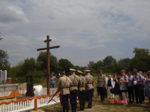 Установлены и освящены Памятная мемориальная плита и Поклонный крест