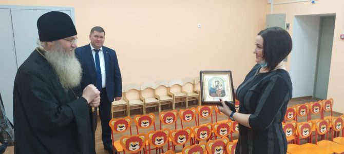 Владыка посетил садик в Зензеватке Владыка посетил садик в Зензеватке