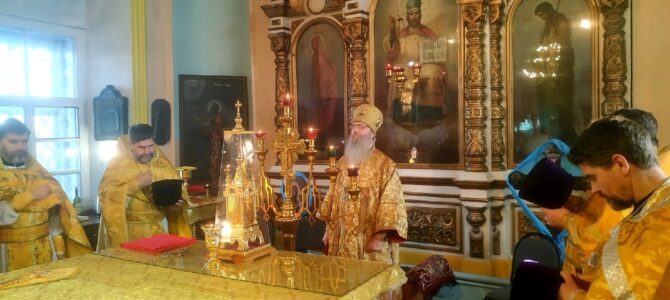 Божественная литургия в храме Сошествия Святого Духа р.п. Елань.