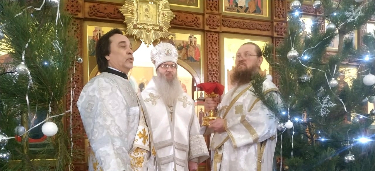 Литургия в храме Богоявления Господня в г. Фролово.