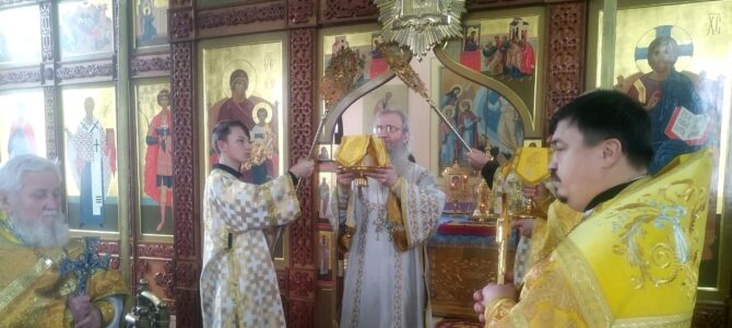 Божественная литургия в Богоявленском храме г. Фролово.