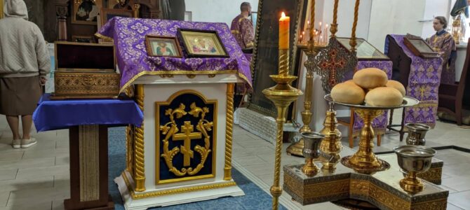 В канун дня памяти священномученика Николая Попова в Покровском кафедральном соборе было совершенно праздничное Всенощное бдение