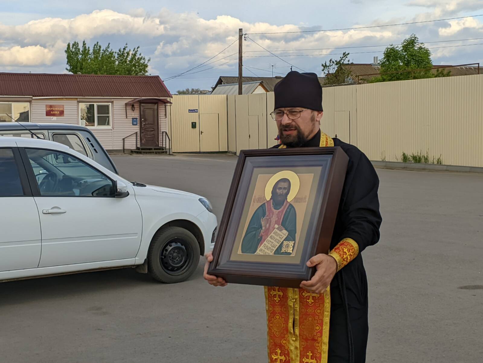 Образ священномученика Николая Попова с частицами его святых мощей был доставлен в Покровский кафедральный собор.