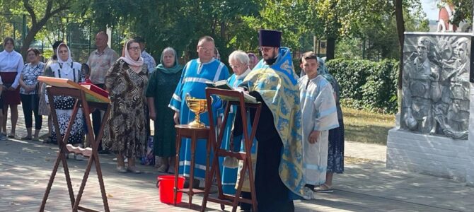 Молебен перед началом учебного года для всех учащихся, учителей и родителей. Молебен перед началом учебного года для всех учащихся, учителей и родителей.