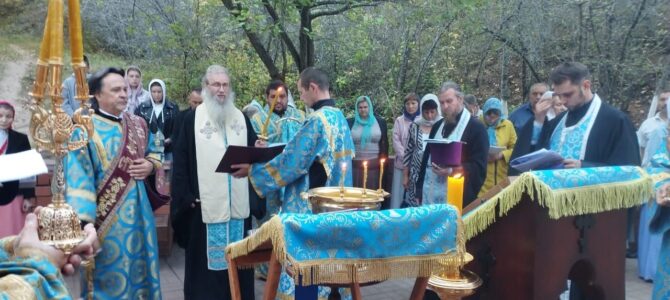 Епископ Урюпинский и Новоаннинский Елисей совершил водосвятный молебен с чтением акафиста Урюпинской иконе Божией Матери на святых горах — месте ея Явления. Епископ Урюпинский и Новоаннинский Елисей совершил водосвятный молебен с чтением акафиста Урюпинской иконе Божией Матери на святых горах — месте ея Явления.
