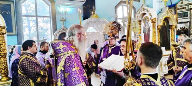 Епископ Елисей совершил всенощное бдение в храме Рождества Пресвятой Богородицы в г. Фролово