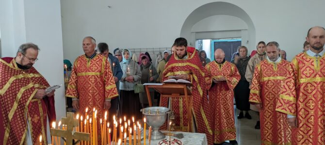 Во вторник 2-й седмицы по Пасхе, Радоница — день поминовения усопших в Покровском соборе была совершена Божественная литургия