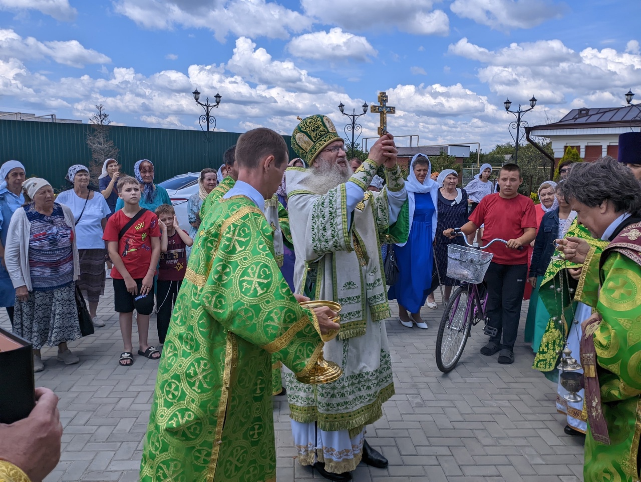 Епископ Елисей совершил Божественную литургию в Соборном храме свт. Феофана Затворника, еп. Вышенского в г. Новоаннинский