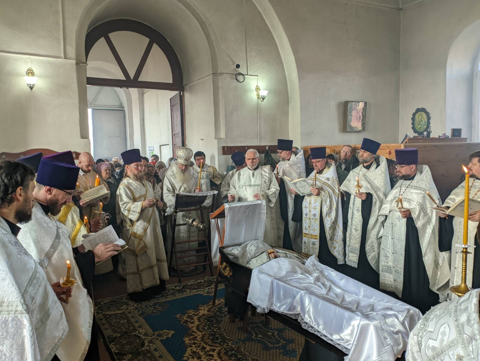 Епископ Елисей совершил чин отпевания настоятеля храма апостолов Петра и Павла пос. Диниловка иерея Павла Джанхотели
