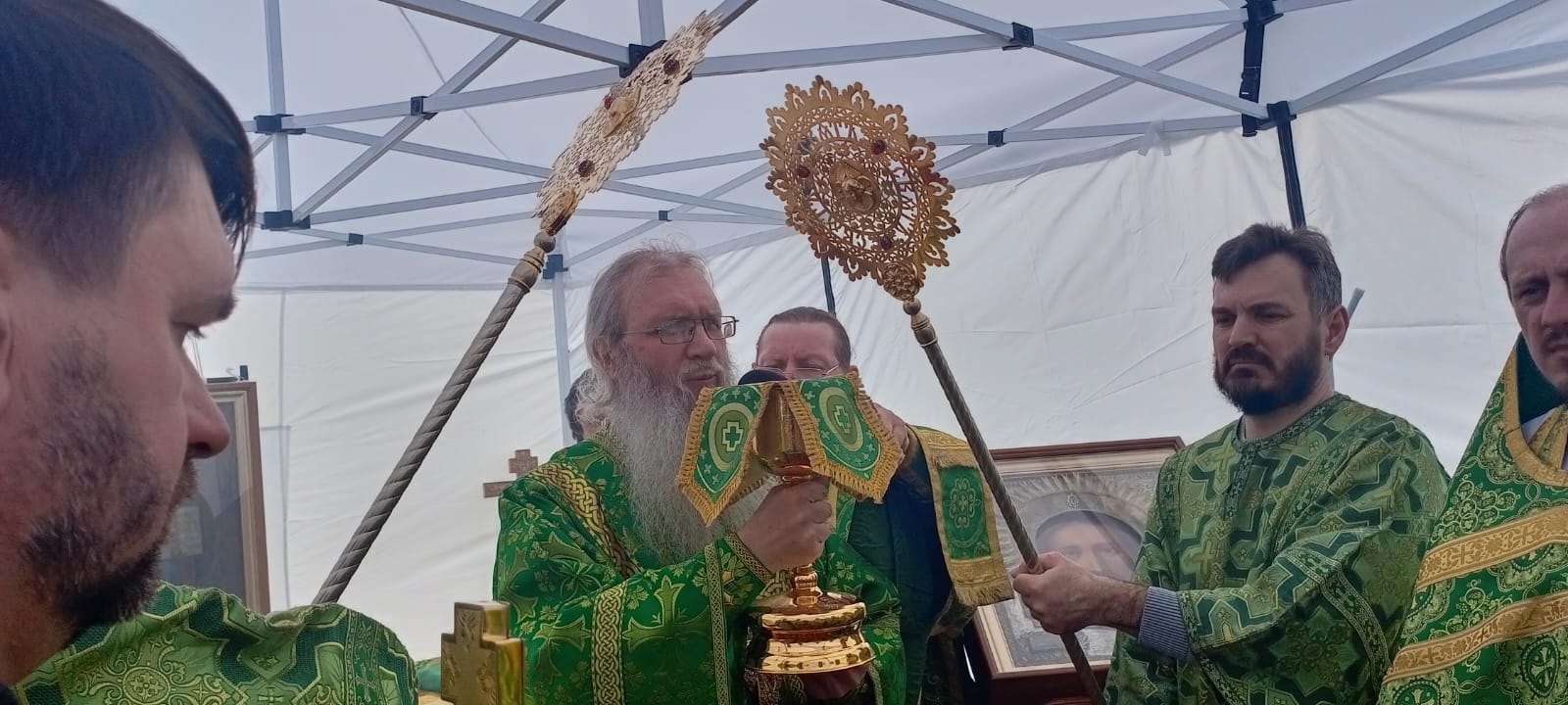 В г. Михайловка на месте строящегося храма в честь Входа Господня в Иерусалим совершена первая Божественная литургия архиерейским чином