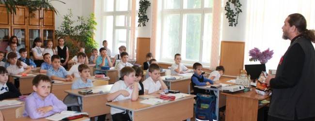 Иерей Аркадий Власов посетил среднюю школу №1 г.Фролово