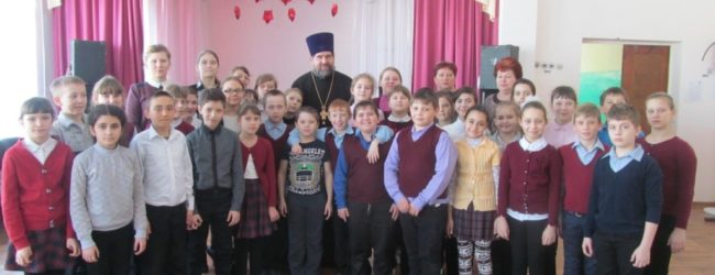 Протоиерей Николай Карпец встретился с учителями и учащимися МБОУ Еланская средняя школа №2.