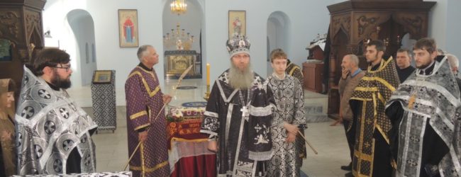 В Великую Пятницу епископ Елисей совершил вечерню с выносом Святой Плащаницы Спасителя в Покровском кафедральном соборе.