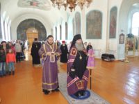 Служение епископа Елисея в Великий четверг.