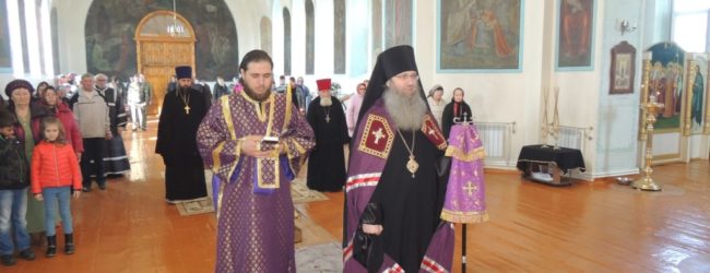 Служение епископа Елисея в Великий четверг.