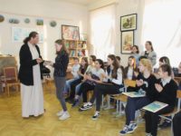 Иерей Аркадий Власов посетил детскую школу искусств г. Фролово.