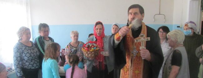 Праздничное Пасхальное богослужение в Еланском храме Сошествия Святого Духа.