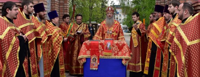 Пасхальная Великая вечерня в г. Урюпинске, возле арки.