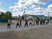 В Урюпинске сегодня молитвенно почтили память земляков – жертв геноцида казаков 1919 года. 29 июня отмечался День возрождения российского казачества, но для хопёрских казаков последние дни июня – это ещё и время скорбных воспоминаний. Планомерное уничтожение врагов советской власти – казаков было узаконено выпуском секретного циркулярного письма Оргбюро ЦК РКП(б) от 24 января 1919 года. На тот момент Красная армия контролировала лишь небольшую часть Донской области, поэтому фактическое исполнение кровавой директивы в центре Хопёрского округа – станице Урюпинской – началось в марте, после за-хвата её войсками «красных». Со всех окрестных станиц и хуторов сюда сгоняли множество казаков и казачек, которых революционный трибунал приговаривал к расстрелу. Расстрелы проводились за окраиной станицы всю весну ежедневно утром и вечером. Приговорённых убивали на краю ям, вырытых руками самих арестованных. Когда в середине июня казачьи войска с боями освободили станицу, они обнаружили 11 больших могил, последняя из которых была ещё не до конца заполнена. Вместе с казаками вернулись и священники, которые по просьбе жителей три дня, сменяя друг друга, служили панихиды по жертвам «красного» террора. Документы о точном числе расстрелянных здесь обнаружить пока не удалось, местные краеведы и старожилы говорят о 15-20 тысячах убитых, в числе которых были женщины, старики, подростки. 30 июня, в столетнюю годовщину той трёхдневной панихиды, урюпинские казаки совершили крестный ход от Покровского кафедрального собора к месту расстрела своих предков, где сейчас возвышается поклонный крест. Духовник местного казачества иерей Рустик Бизин совершил заупокойную литию по всем невинно убиенным и обратился к собравшимся с пастырским словом: – Это тоже подвиг, когда человек умирает безвинно, отдавая душу за всё, что у него есть: за родной край, за православную веру, не отрекаясь от них и не поддаваясь злоречиям. Как сказано в Священном Писании: «Нет больше той любви, как если кто положит душу свою за друзей своих» (Ин.15:13). Именно так и поступили наши предки: не побоялись и отдали души свои за всех нас, здесь стоящих, чтобы мы, оглядываясь на их подвиг, тоже были сильными и крепкими духом, чтобы, если будет нужно, тоже смогли бесстрашно встать и положить свою душу за свою родную землю и веру. После богослужения состоялся краткий митинг. Атаман Донского казачьего войска «Союза казаков России» В.В. Скабелин и казачий краевед В.Н. Сивогривов напомнили о событиях 100-летней давности и выразили сожаление, что тема геноцида большевиками казаков продолжает оставаться белым пятном в нашей истории. Об этом не рассказывают ученикам в школах и посетителям музея, фактические подробности известны лишь энтузиастам краеведения, а скорбные даты помнят и чтут единицы даже из числа казаков, не говоря об остальных горожанах. А ведь история, как известно, вполне может повториться, если её уроки игнорируют или забывают. И слава Богу, что есть ещё казаки, в т.ч. молодые, которые помнят свою историю, хранят свои казачьи традиции и молятся Господу о своих предках и всех ныне живущих братьях-казаках. Т. НОВИКОВА, пресс-служба Урюпинской епархии.